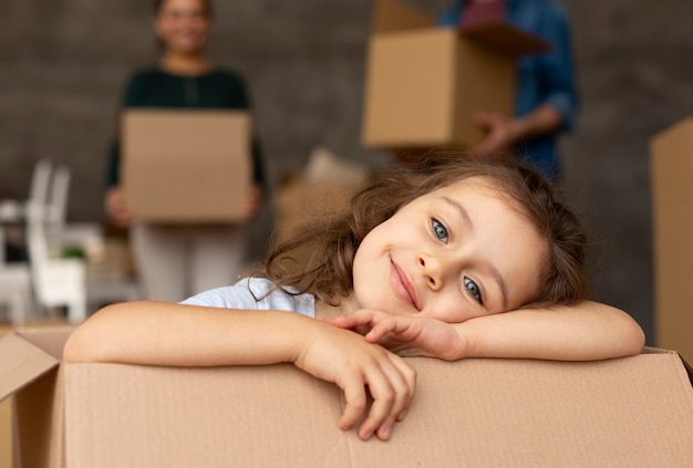 Foto gratuita famiglia che si trasferisce in una nuova casa