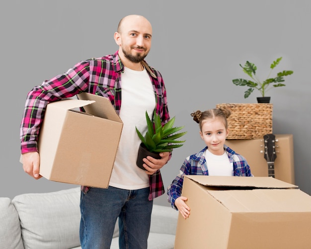 Foto gratuita famiglia che si trasferisce in una nuova casa