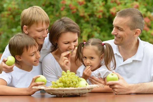 과일을 먹는 다섯 가족 프리미엄 사진