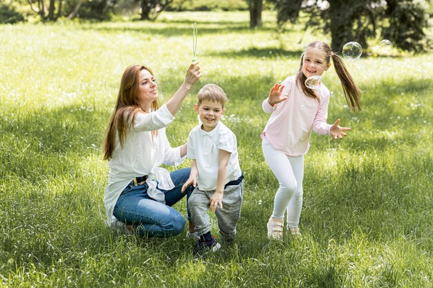 公園の幸せな子供の概念の家族