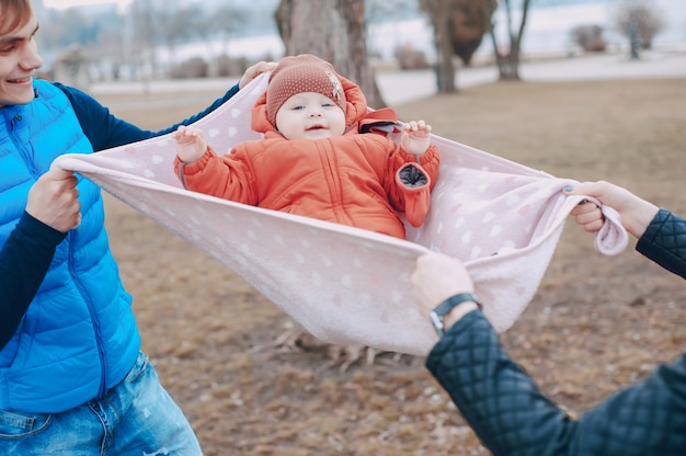 Foto gratuita famiglia nel parco