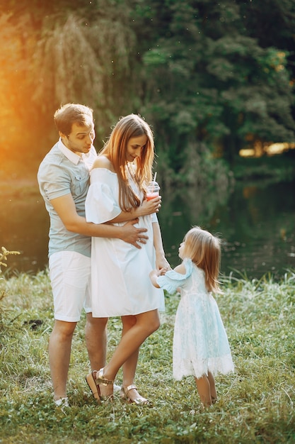 Foto gratuita famiglia su un parco