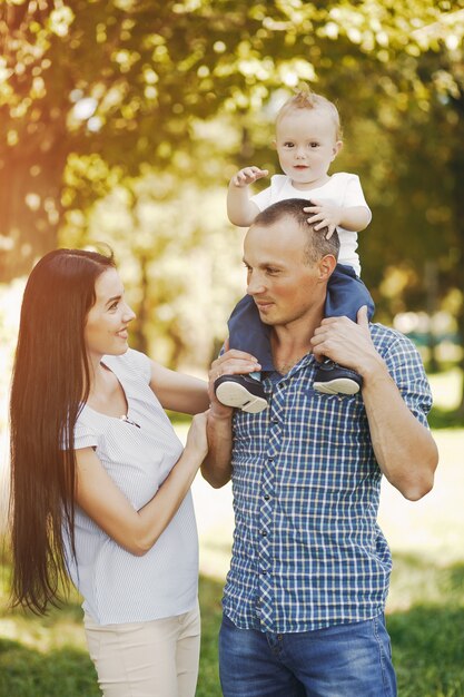 Foto gratuita famiglia in un parco