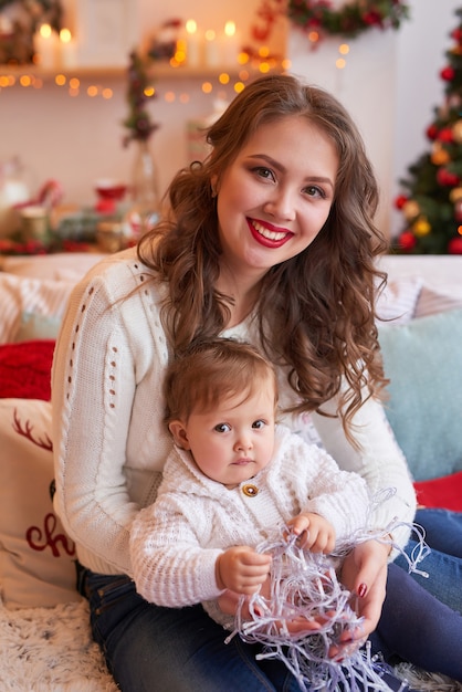Семейная фотосессия для новогодних мам и дочек в белых свитерах Premium Фотографии