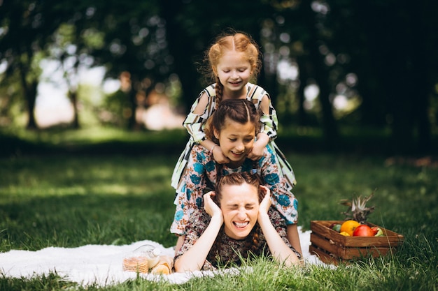 Picnic in famiglia nel parco