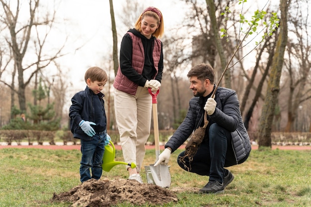 Foto gratuita famiglia placcatura insieme nel terreno all'aperto