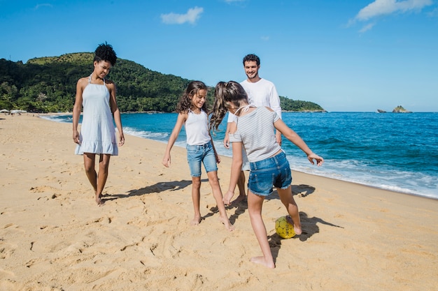 Famiglia che gioca a calcio sulla spiaggia