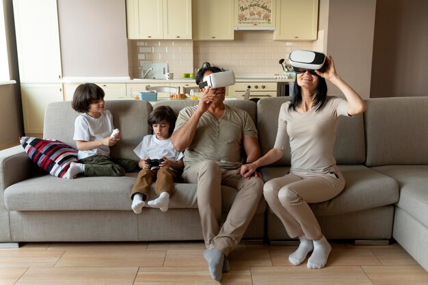 Семья играет в виртуальную реальность вместе