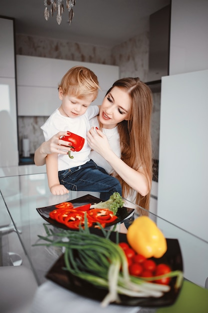 Семья готовит салат на кухне