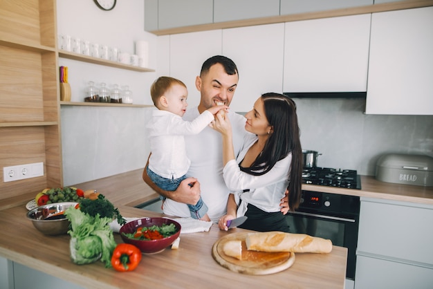 Семья готовит салат на кухне