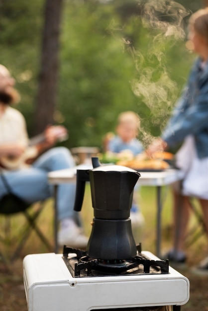 キャンプ中に夕食を準備する家族