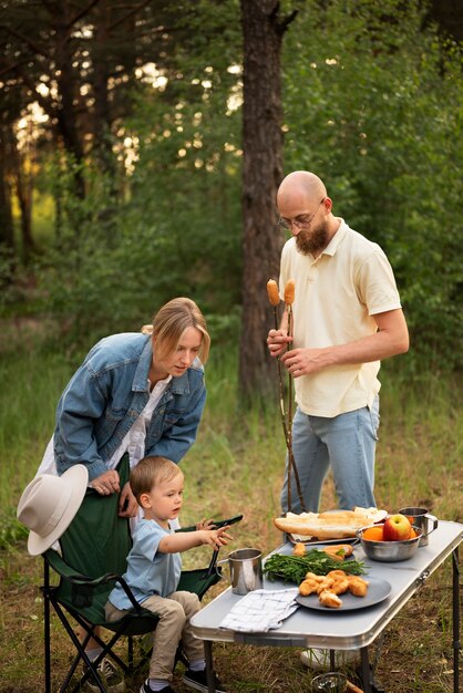 캠핑하는 동안 저녁 식사를 준비하는 가족