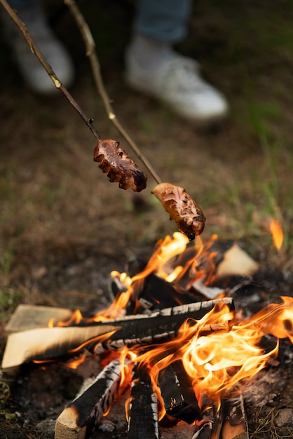 無料写真 キャンプ中に夕食を準備する家族