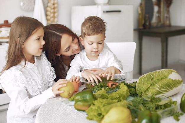 Famiglia che prepara un'insalata in una cucina