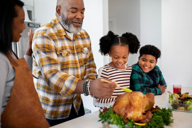 Famiglia che prepara il tacchino del giorno del ringraziamento