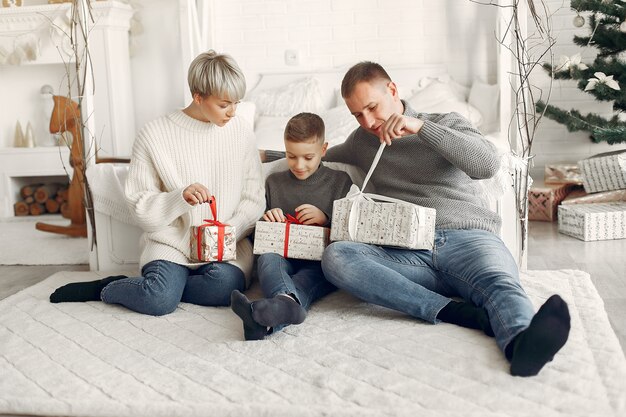 部屋の家族。クリスマスの飾りの近くの小さな男の子。息子と父親を持つ母親