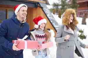 Foto gratuita famiglia in esecuzione con i regali di natale