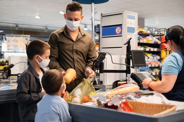 Shopping in famiglia con maschera