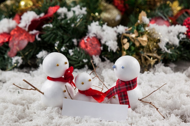 メリークリスマスのメッセージで雪だるまの家族