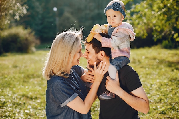 La famiglia passa il tempo in un parco