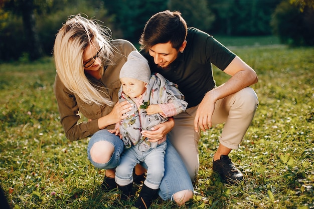 Foto gratuita la famiglia passa il tempo in un parco