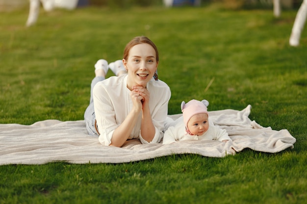 La famiglia trascorre del tempo in un giardino estivo