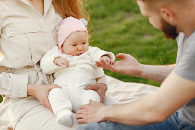 Foto gratuita la famiglia trascorre del tempo in un giardino estivo