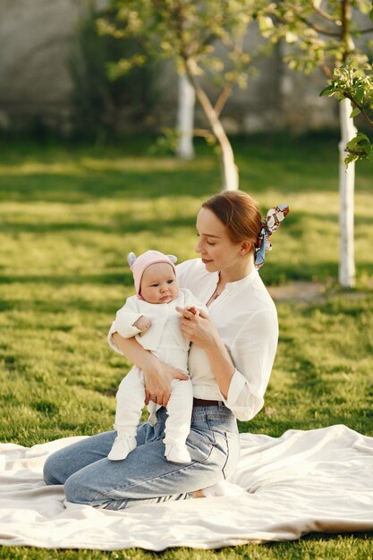 여름 정원에서 시간을 보내는 가족