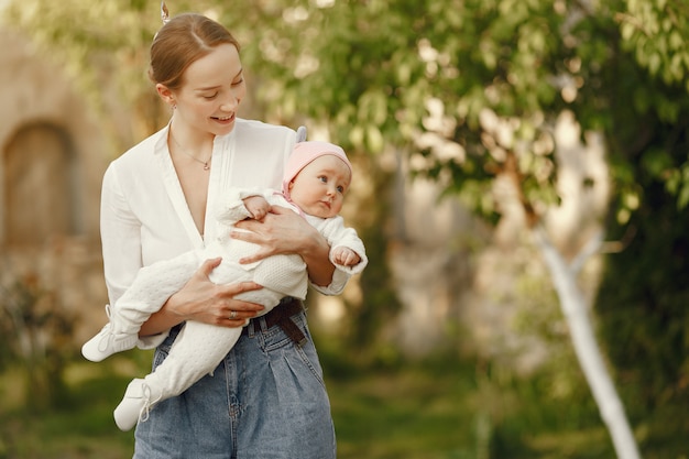 La famiglia trascorre del tempo in un giardino estivo