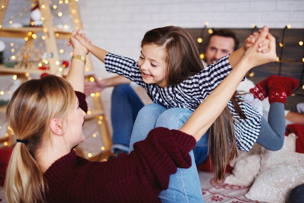 ベッドで一緒にクリスマスの時間を過ごす家族