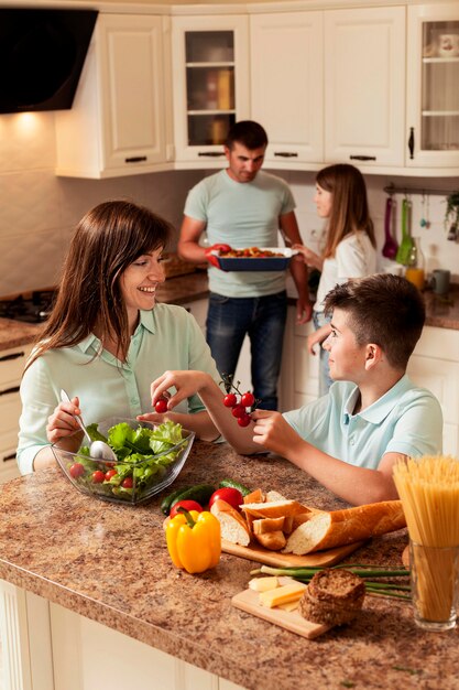 음식을 준비하는 부엌에서 시간을 보내는 가족