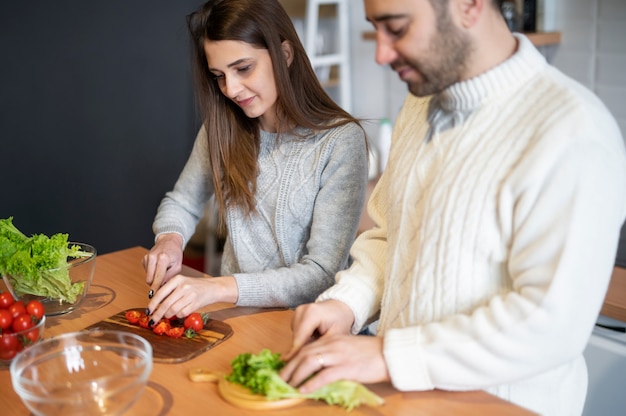 La famiglia trascorre del tempo insieme e cucina