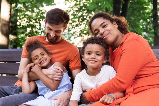 La famiglia trascorre del tempo insieme all'aperto nel parco