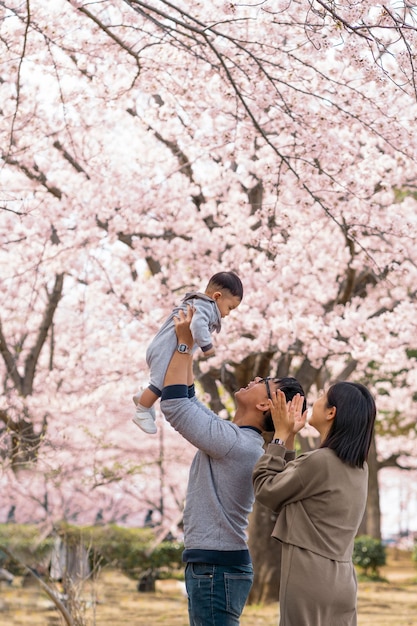 야외에서 함께 시간을 보내는 가족