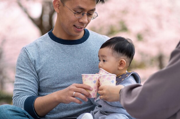 屋外で一緒に時間を過ごす家族