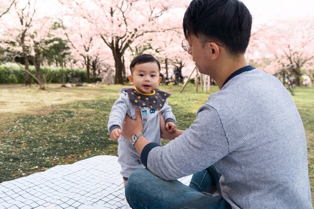 야외에서 함께 시간을 보내는 가족