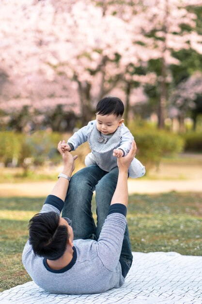 야외에서 함께 시간을 보내는 가족