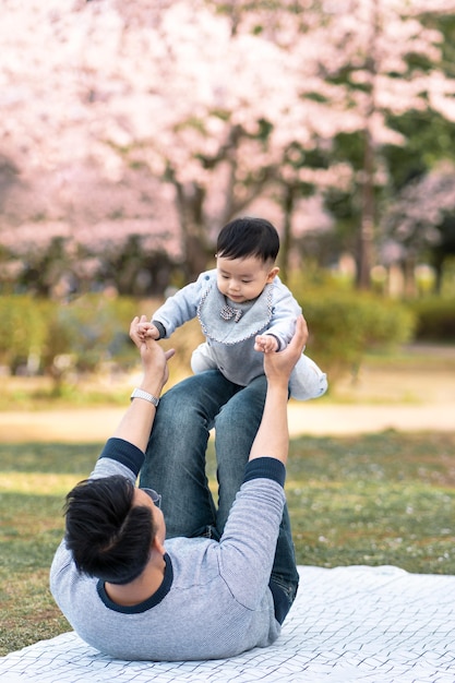 屋外で一緒に時間を過ごす家族