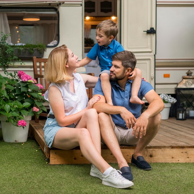 Famiglia che trascorre del tempo insieme fuori dalla roulotte