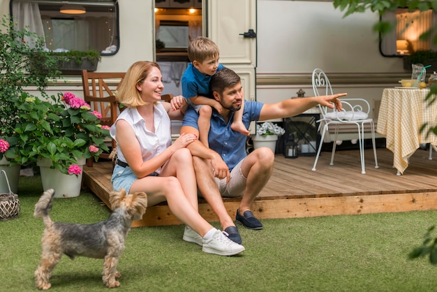 Foto gratuita famiglia che trascorre del tempo insieme accanto alla loro roulotte