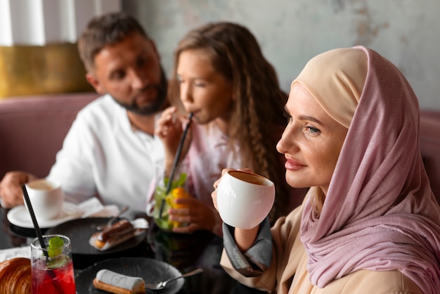 Foto gratuita la famiglia trascorre del tempo insieme mentre è in città