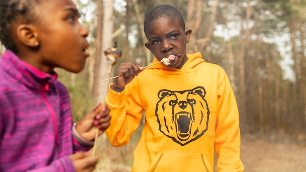 Foto gratuita famiglia che trascorre del tempo insieme nel bosco