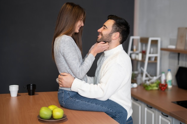 Foto gratuita famiglia che trascorre del tempo insieme