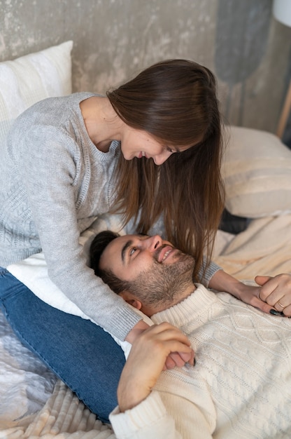 Foto gratuita famiglia che trascorre del tempo insieme