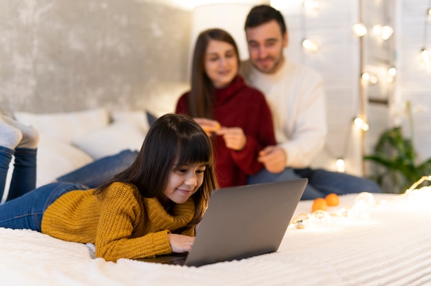 Foto gratuita famiglia che trascorre del tempo insieme