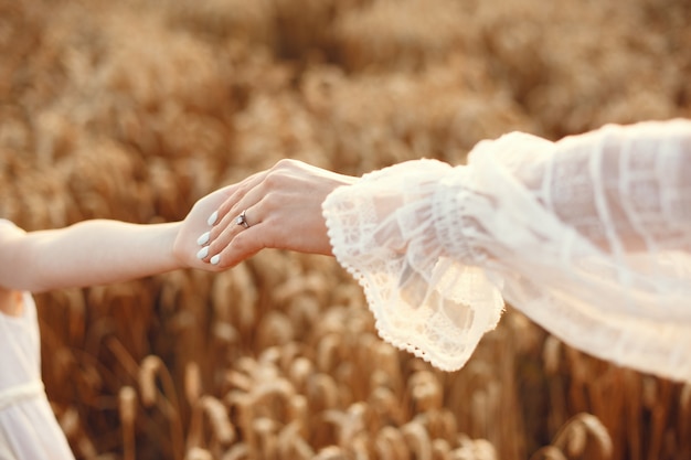 Семья в летнем поле. Чувственное фото. Милая маленькая девочка. Женщина в белом платье.