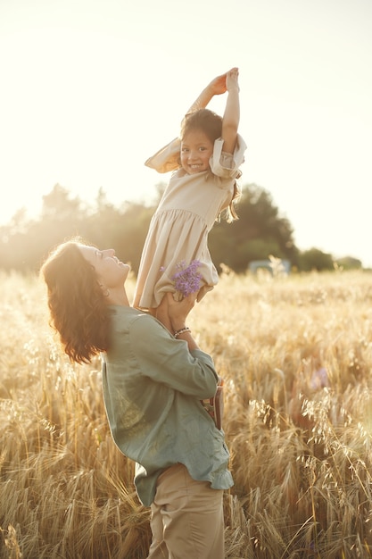 夏の畑で家族。官能的な写真。かわいい女の子。