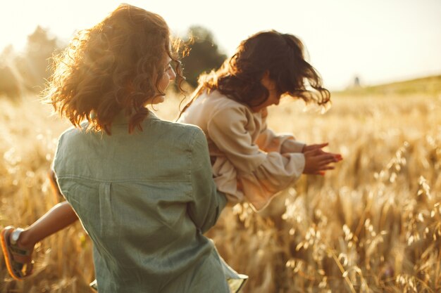 夏の畑で家族。官能的な写真。かわいい女の子。