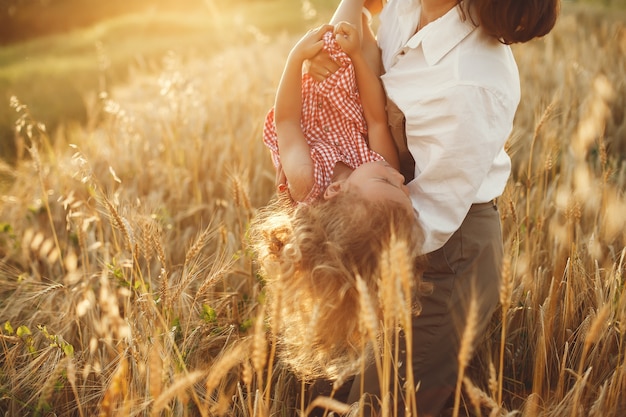 夏の畑で家族。官能的な写真。かわいい女の子。