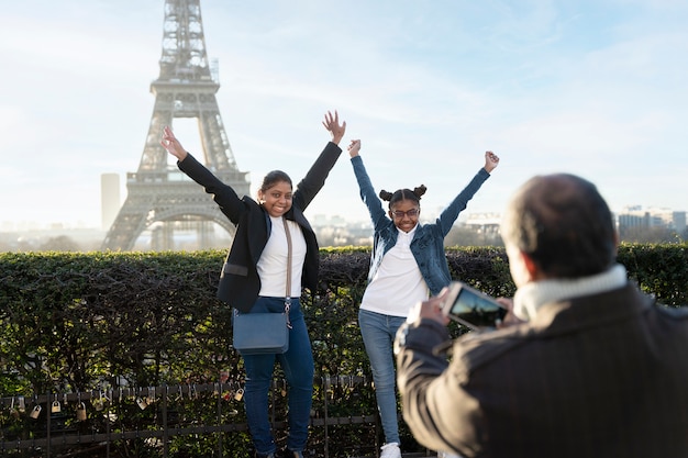 Free photo family taking a picture in their travel to paris